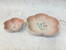 Load image into Gallery viewer, Le Creuset Petite Fleur Flower Dish Set 12/20cm (Shell Pink)

